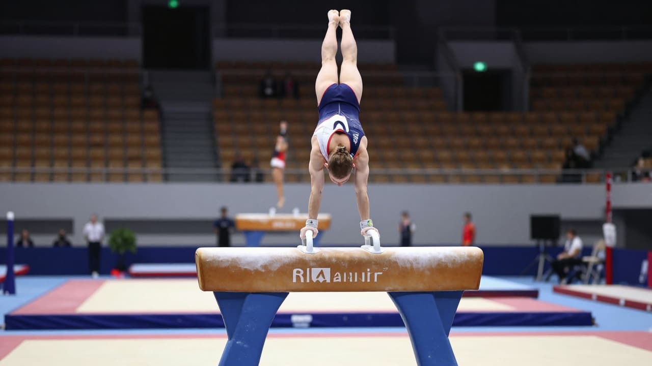 Gimnastičar u akciji na konju s hvataljkama