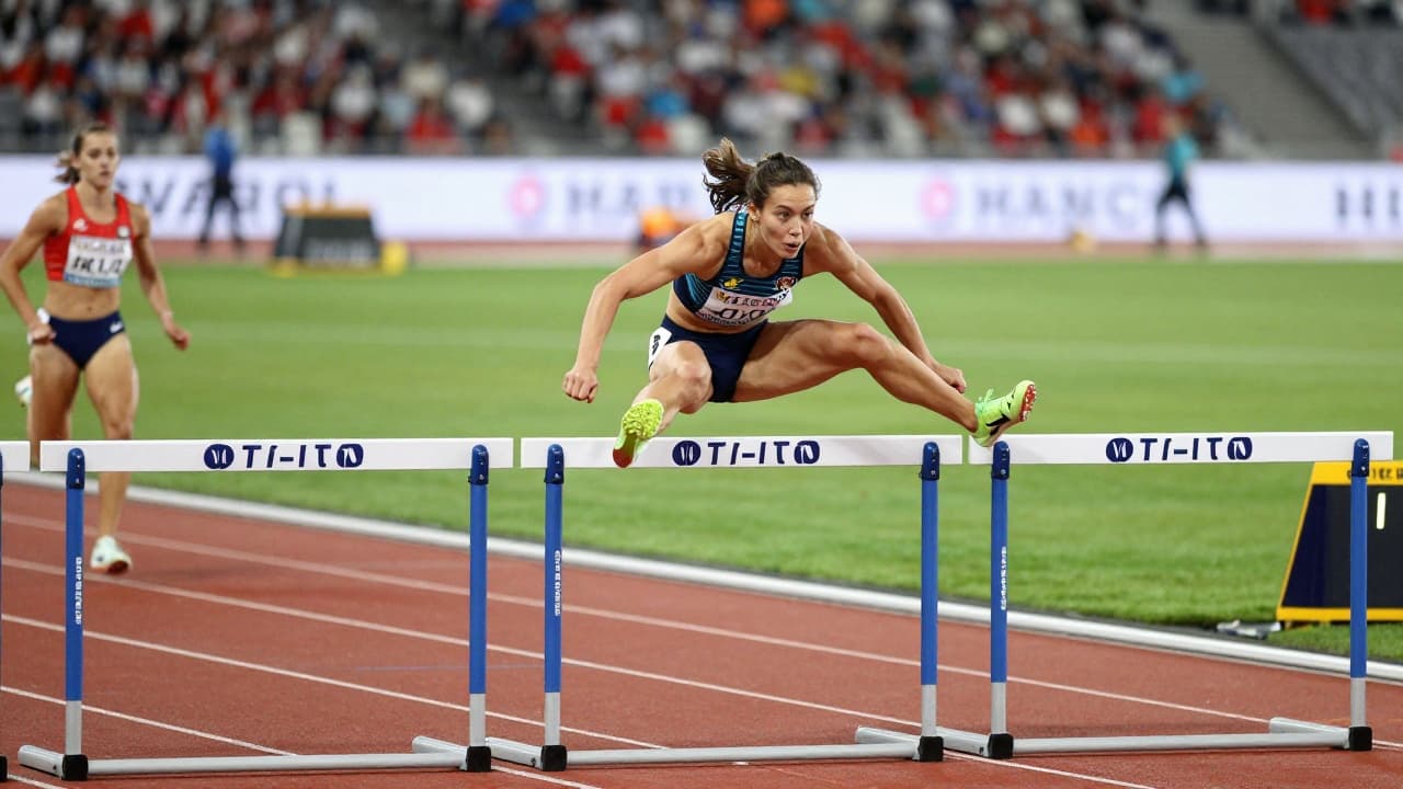Atletičarka prelazi prepreku na stazi