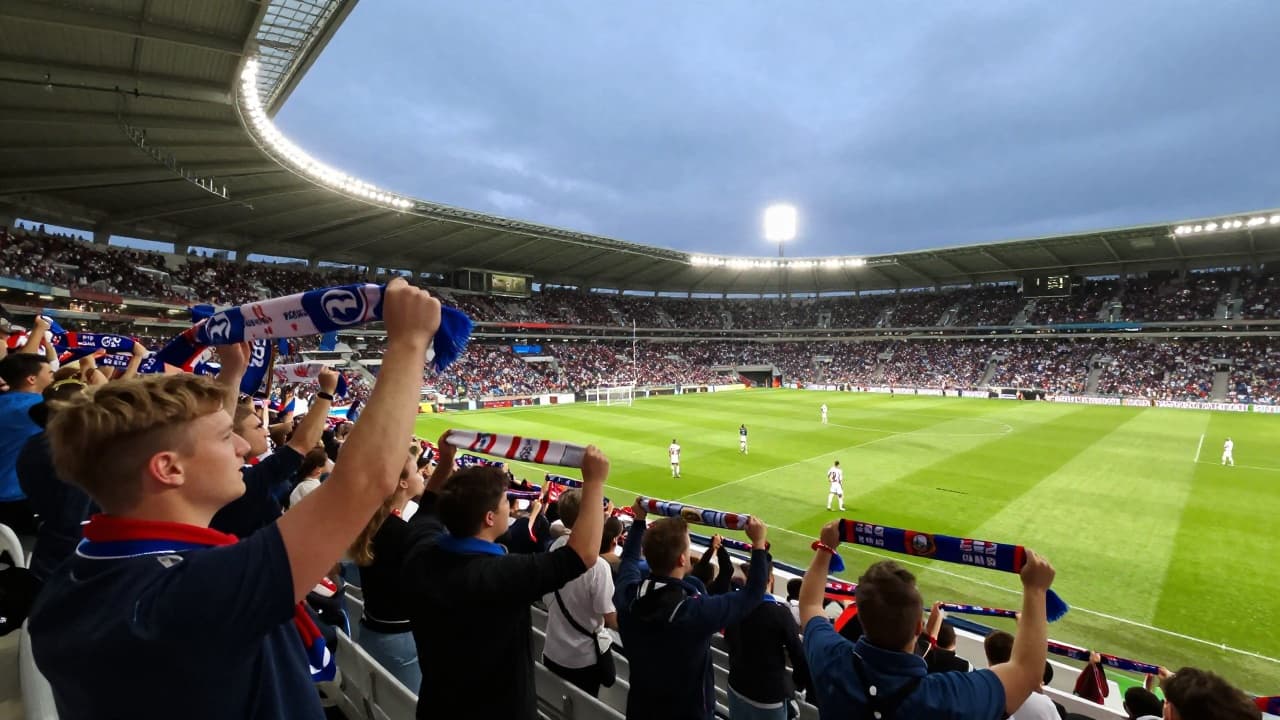Pun stadion s navijačima i svjetlima