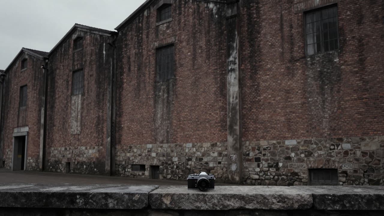Stari fotoaparat na kamenom zidu