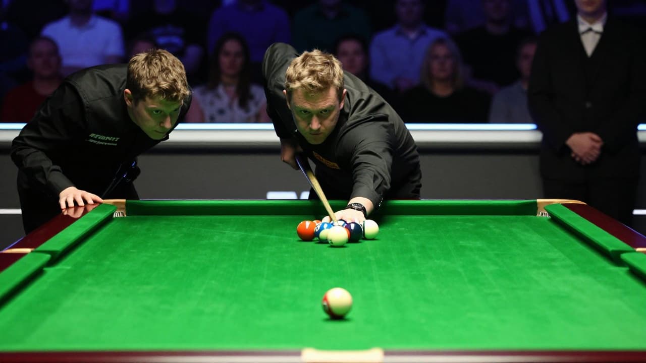 Snooker stol s lopticama pod dramatičnim svjetlom
