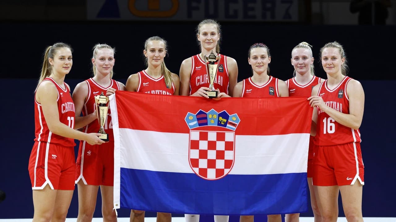 Mladi košarkašice na postolju s nagradom