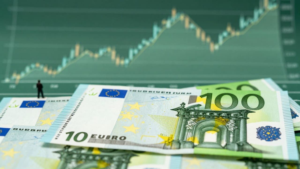 Euro banknote i financijski grafikon u pozadini
