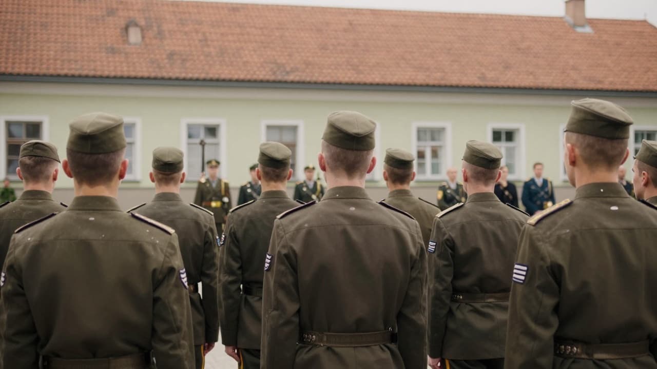 Vojnici u formaciji na vojnom dvorištu