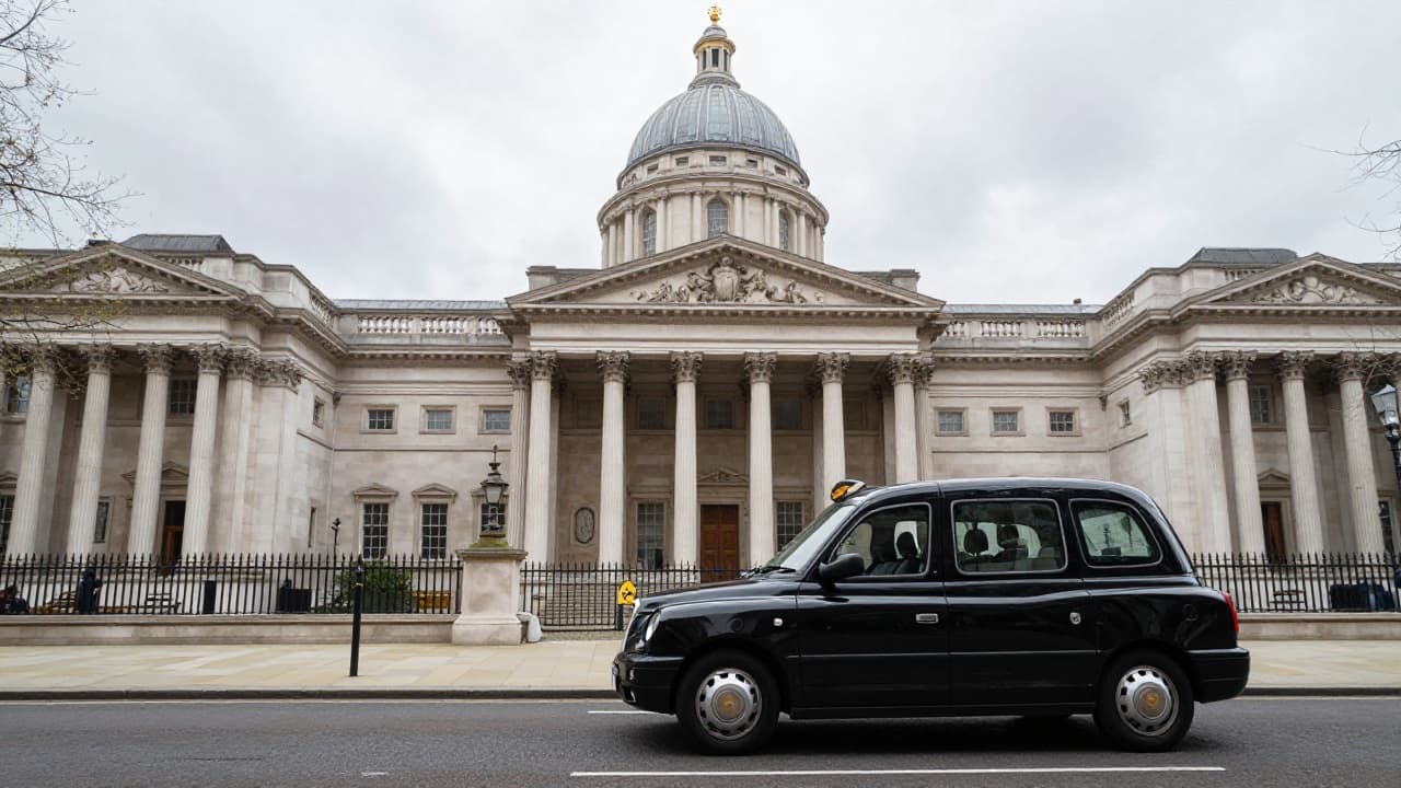 Crni londonski taksij pred sudnicom