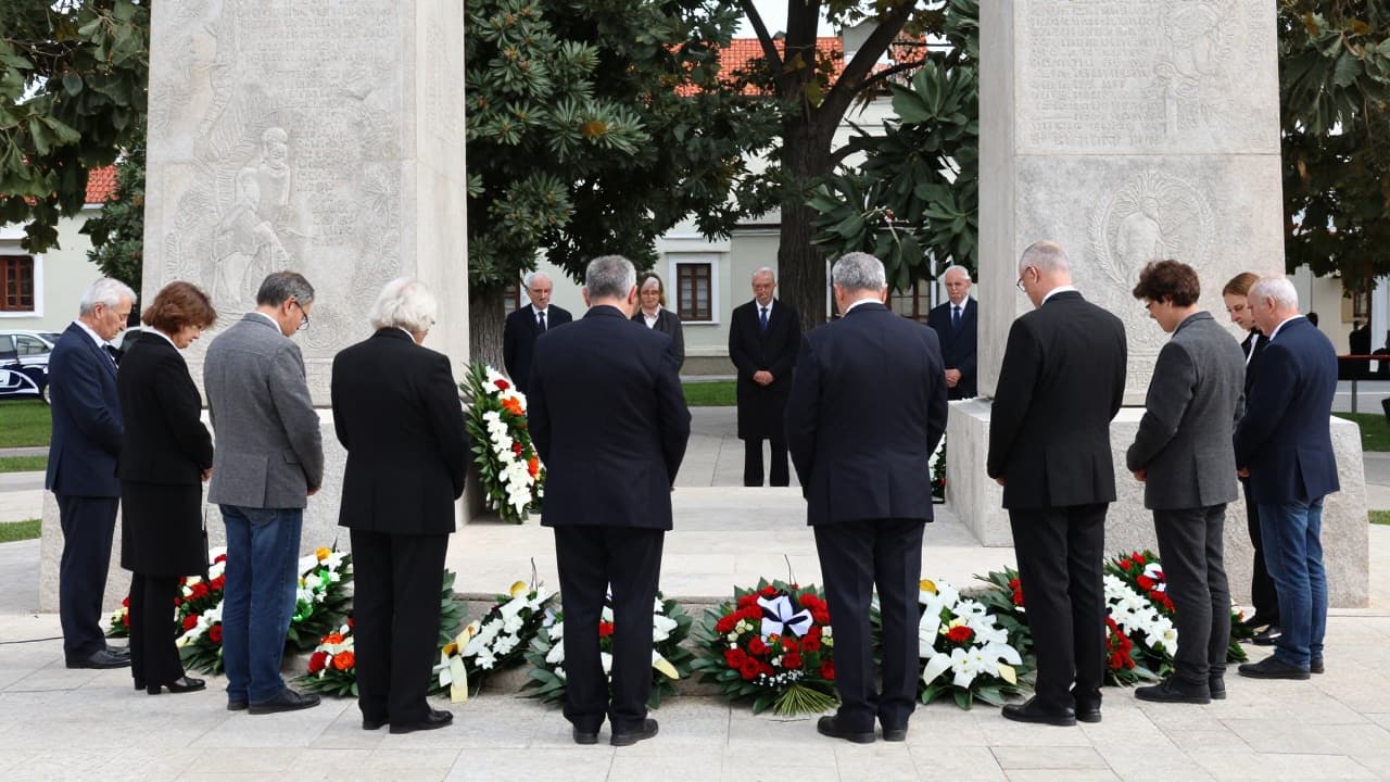Polaganje vijenca na spomen-obilježje