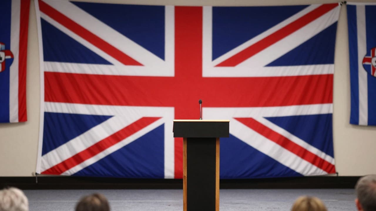 Andy Burnham govori na bini